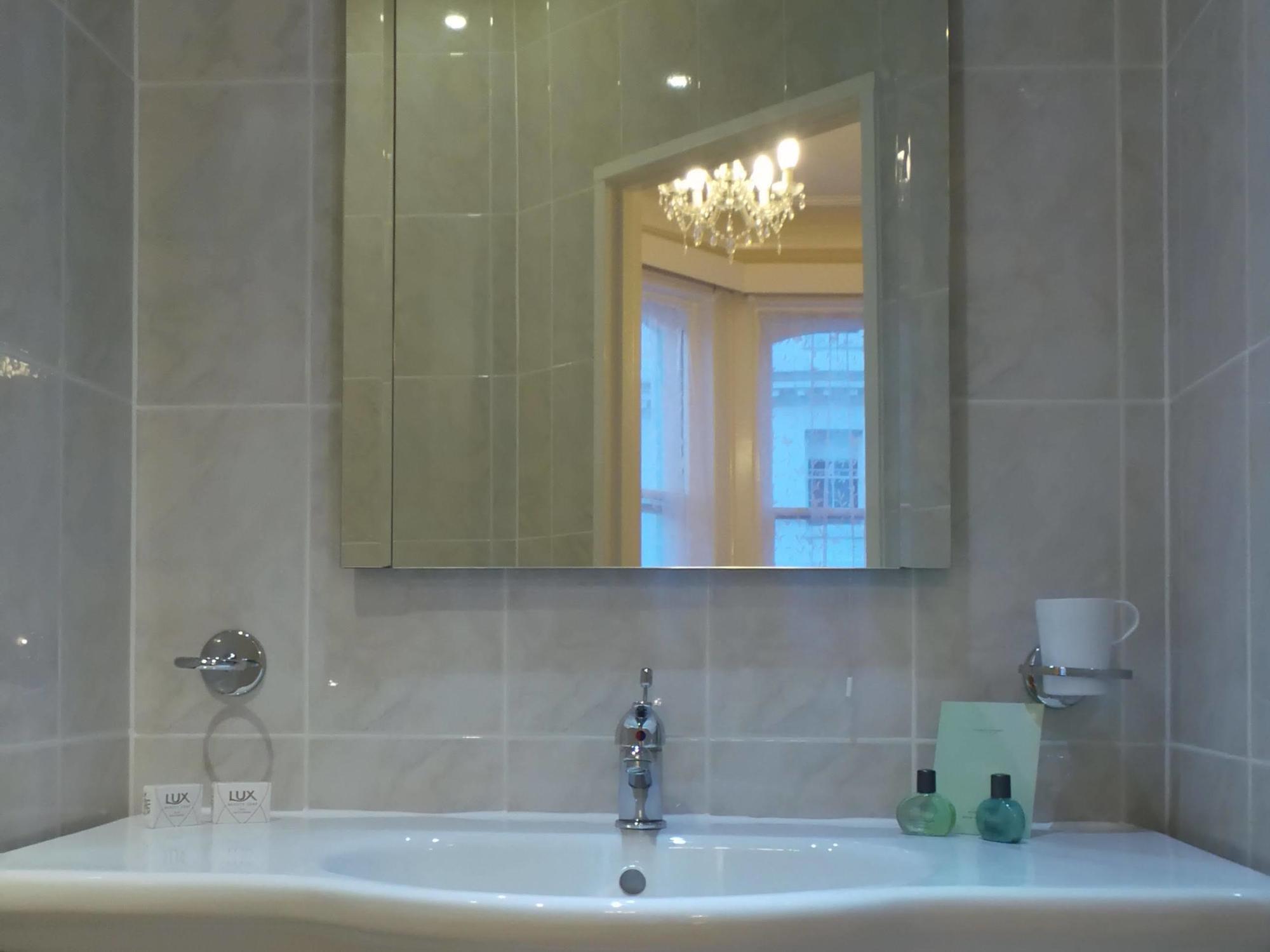 Vernon Guesthouse Истборн Екстериор снимка